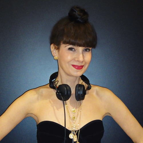 Dj Cực Mạnh Phiêu Ảo Trong Ánh Đèn Khói